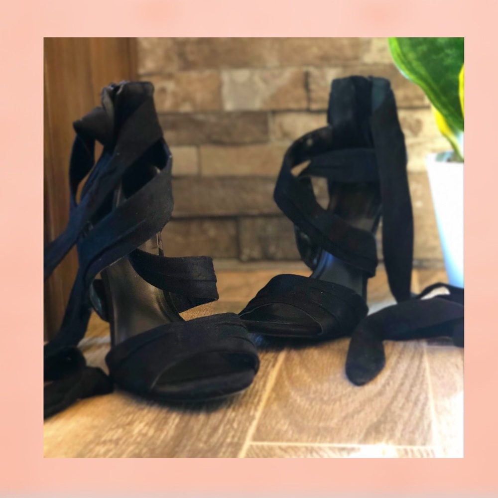 SUPER CUTE BLACK HEELS